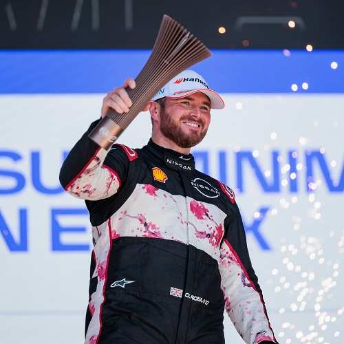 オリバー ローランドがベルリンの表彰台でトロフィーを掲げる