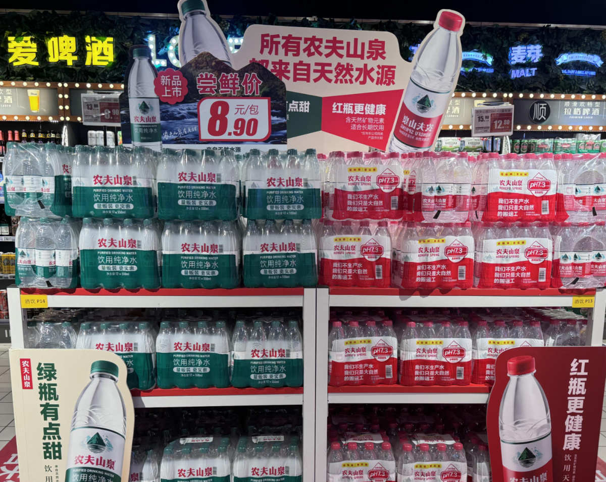 瓶装水价格战正酣：“1元水”重现市场，农夫山泉绿瓶促销价低至7毛4