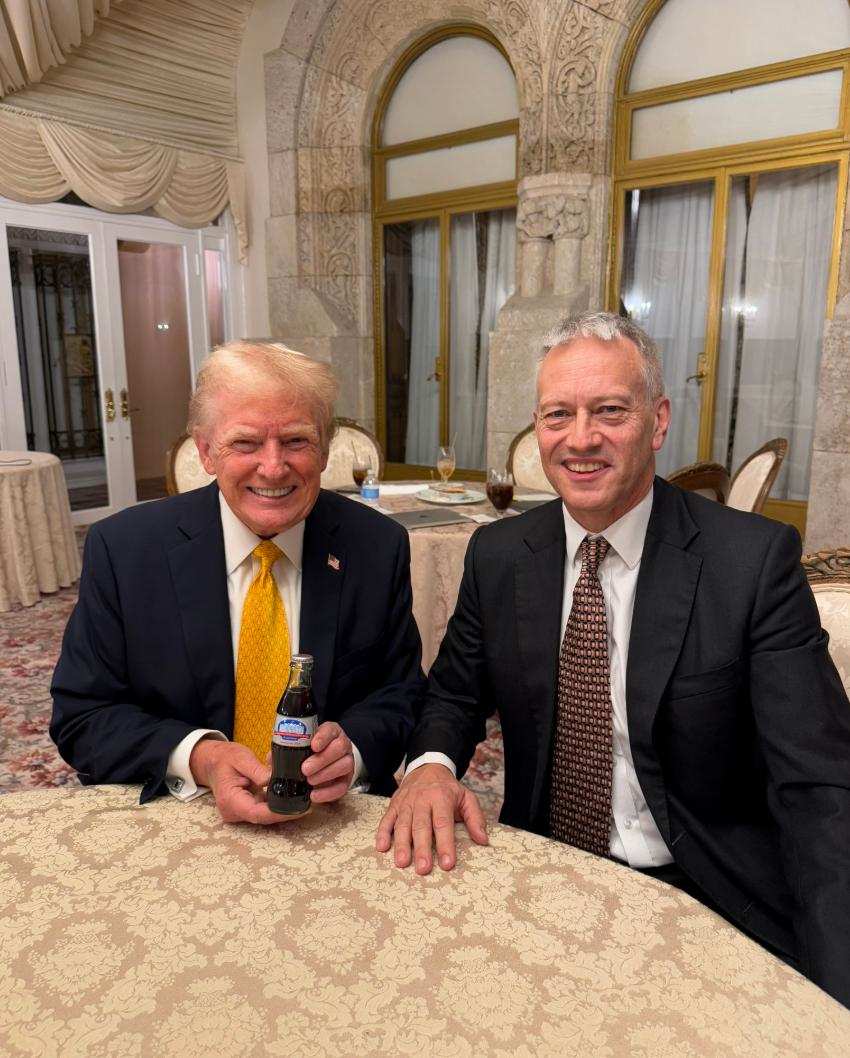 コカコーラが贈り物をしてトランプの歓心を得て、両手で持ってCEOと