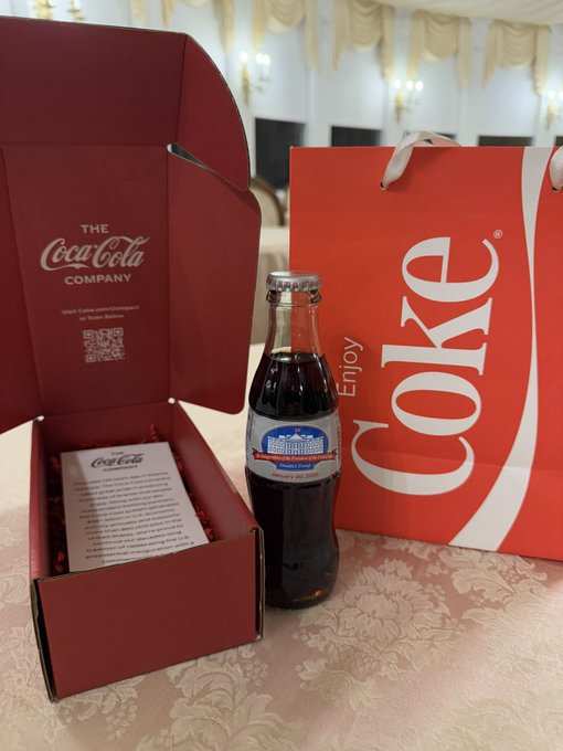 コカコーラが贈り物をしてトランプの歓心を得て、両手で持ってCEOと