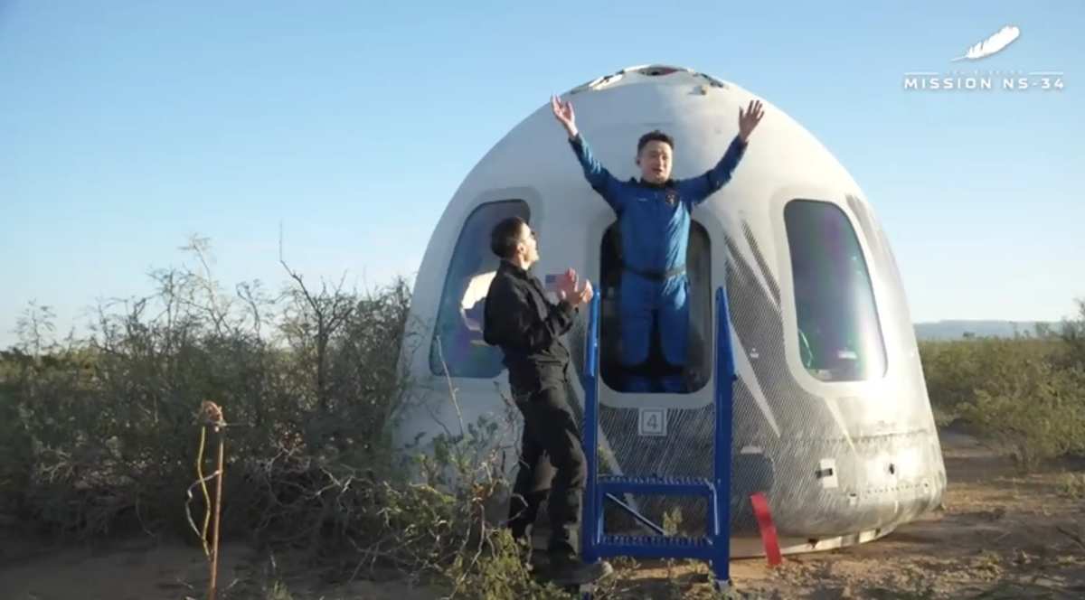 孙宇晨太空出舱EVA照片曝光，面带微笑，身体状况良好- Moomoo