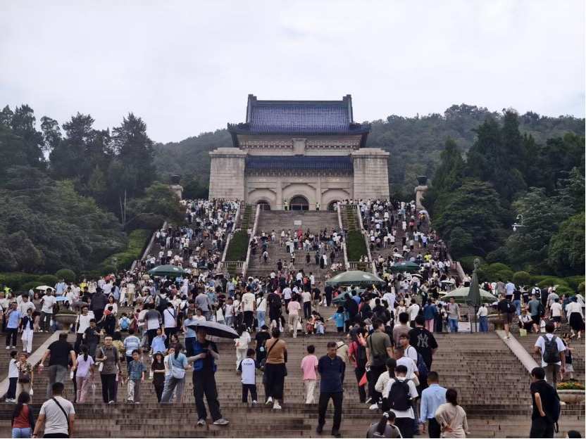 Tourism spending is booming! The first day of the National Day and