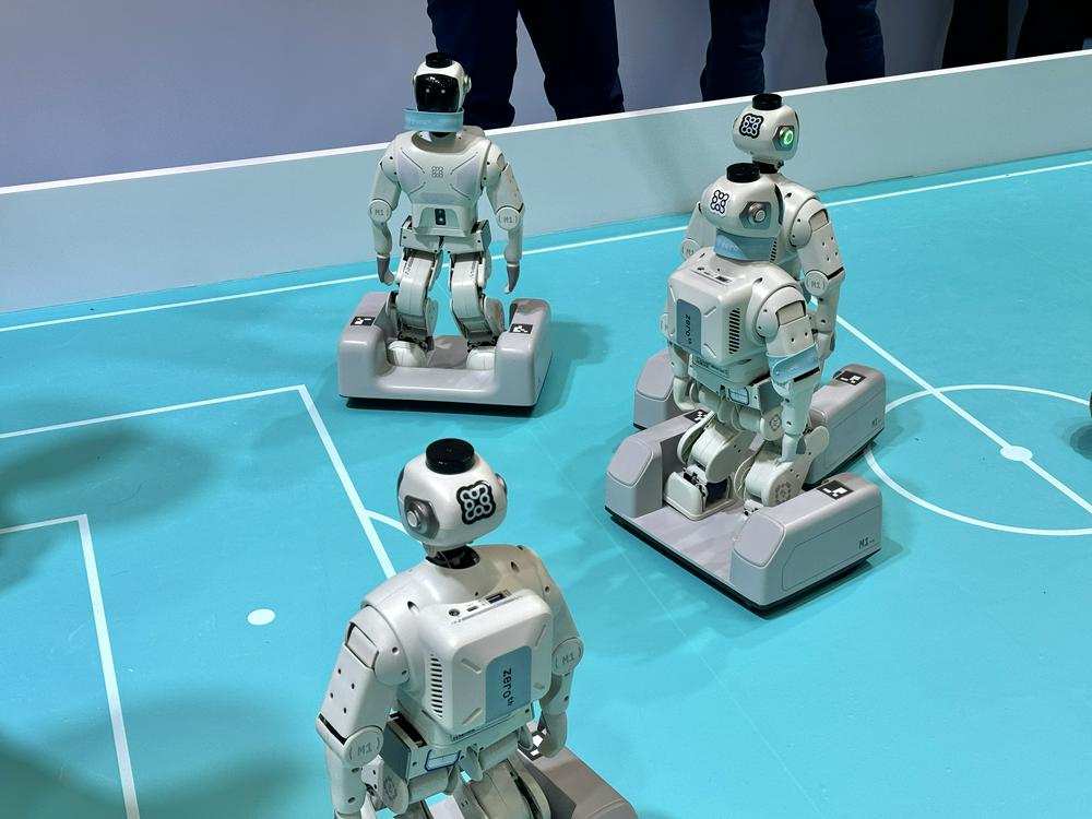 春節特別番組で話題のロボットが技術を競う AWE 2026で家電ロボットが